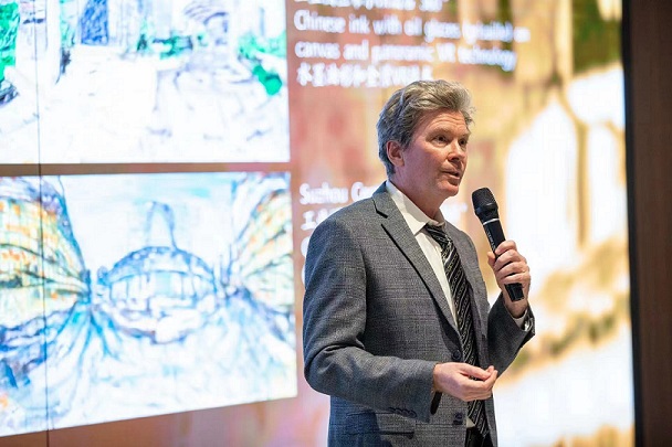File:Dave Alber - Giving presentation in Suzhou.jpg